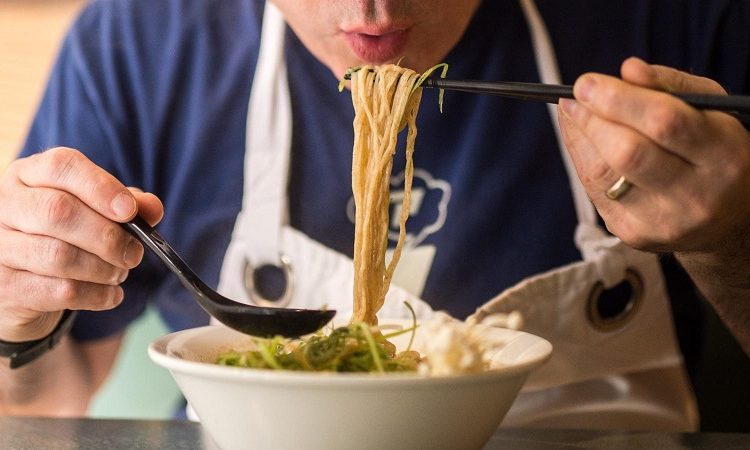 How to eat ramen