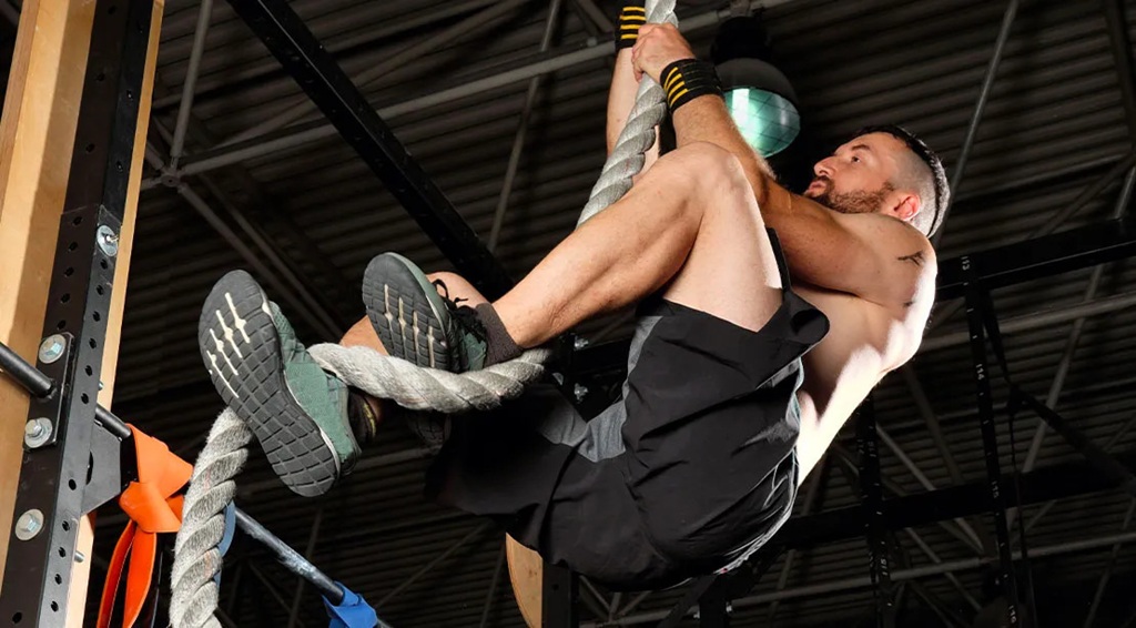 Differences Between Battle Ropes and Climbing Ropes for Fitness